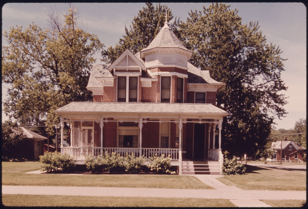 can undocumented immigrants buy a house